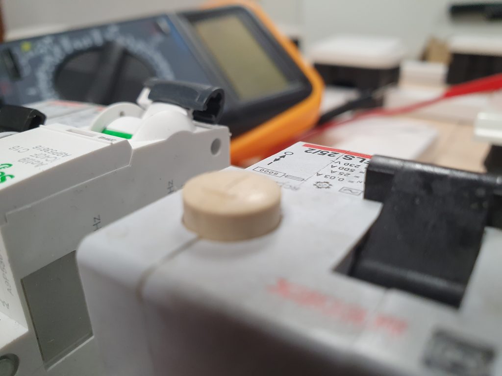 Curso de electricidad básica para luminotecnia